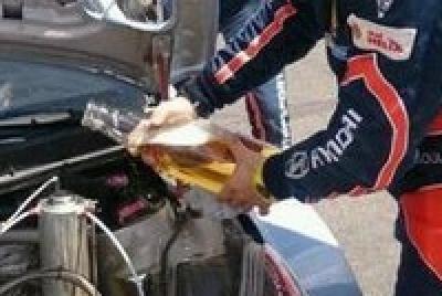 Belgische rallyrijder redt zijn auto met bier
